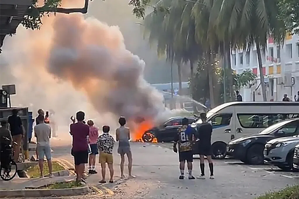 大巴窑停车场汽车起火 车头烧剩铁架
