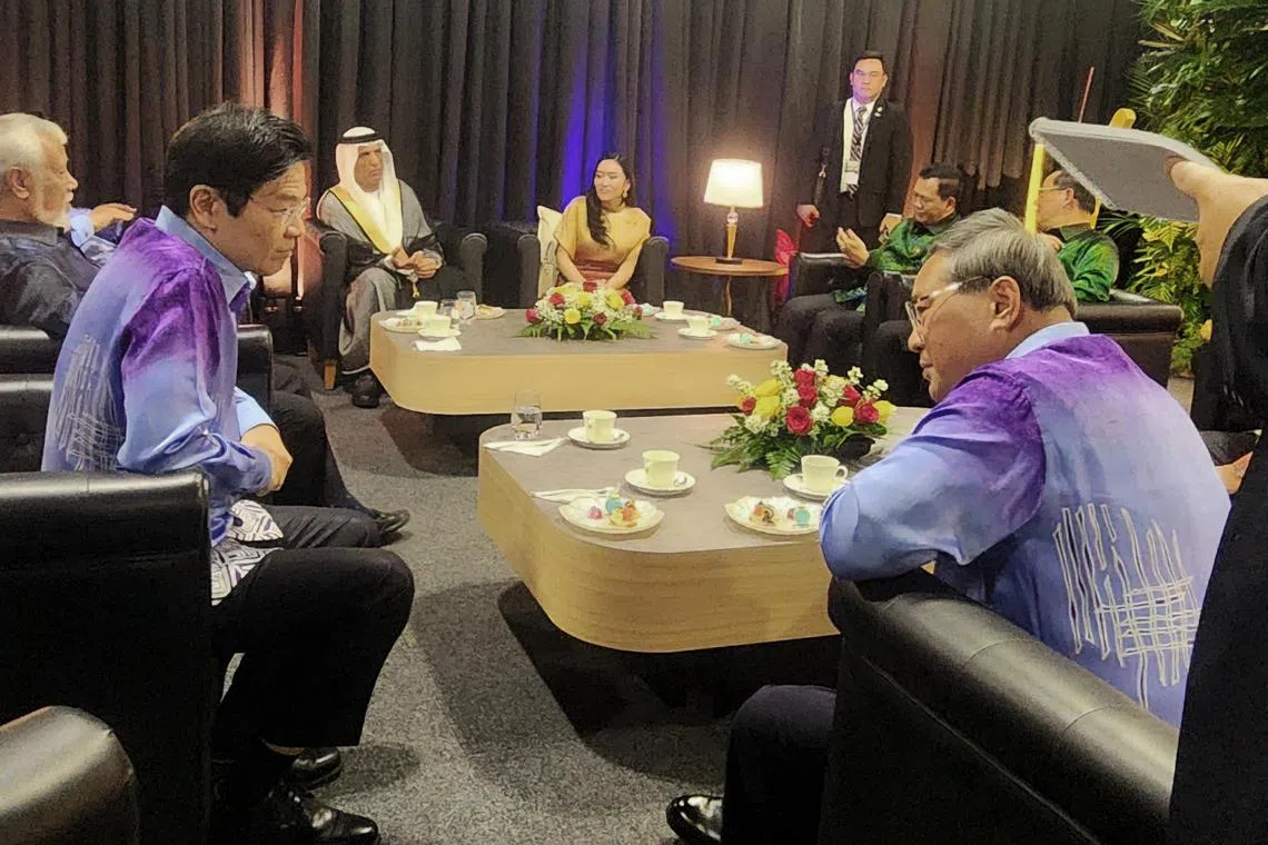 黄循财总理（左）星期一在马来西亚首相安华为各国领袖主办的晚宴开始前，与中国总理李强（右）交谈，对区域局势发展交换意见，并重申新中两国之间牢固的关系。（取自黄总理X账号）