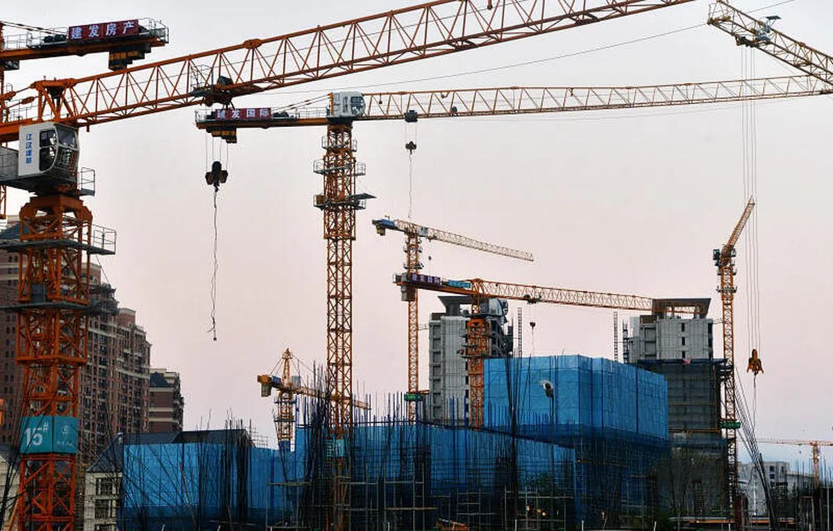 郑州大部分问题楼盘，基本都是封顶以后烂尾，因此多数停工楼盘预售监管账户里的资金几乎都被调用殆尽。图为福建福州一处正在建设中的房地产楼盘。（中新社）