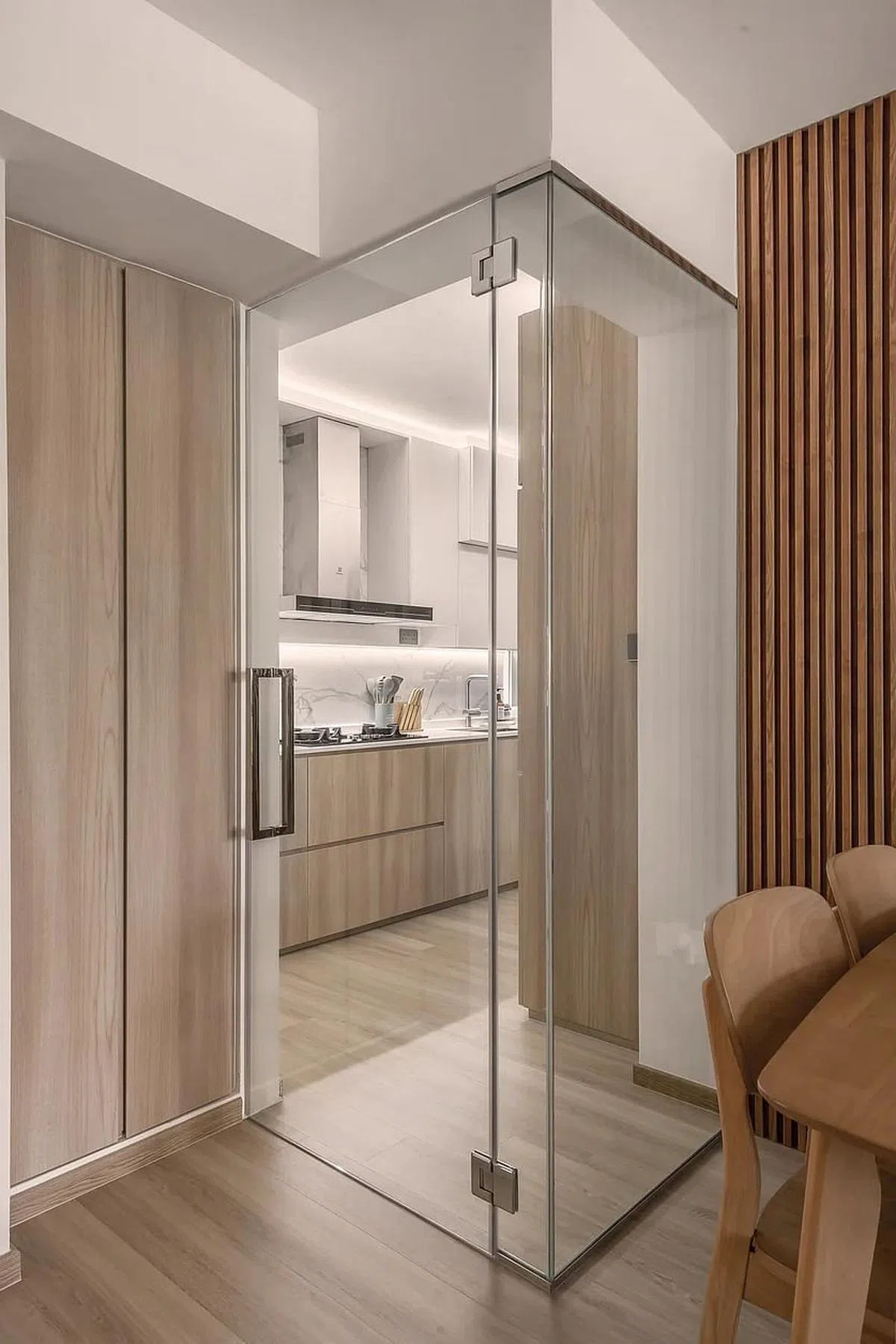 玻璃结构让厨房也聚合在开放空间内。（Fyner Interior提供照片）