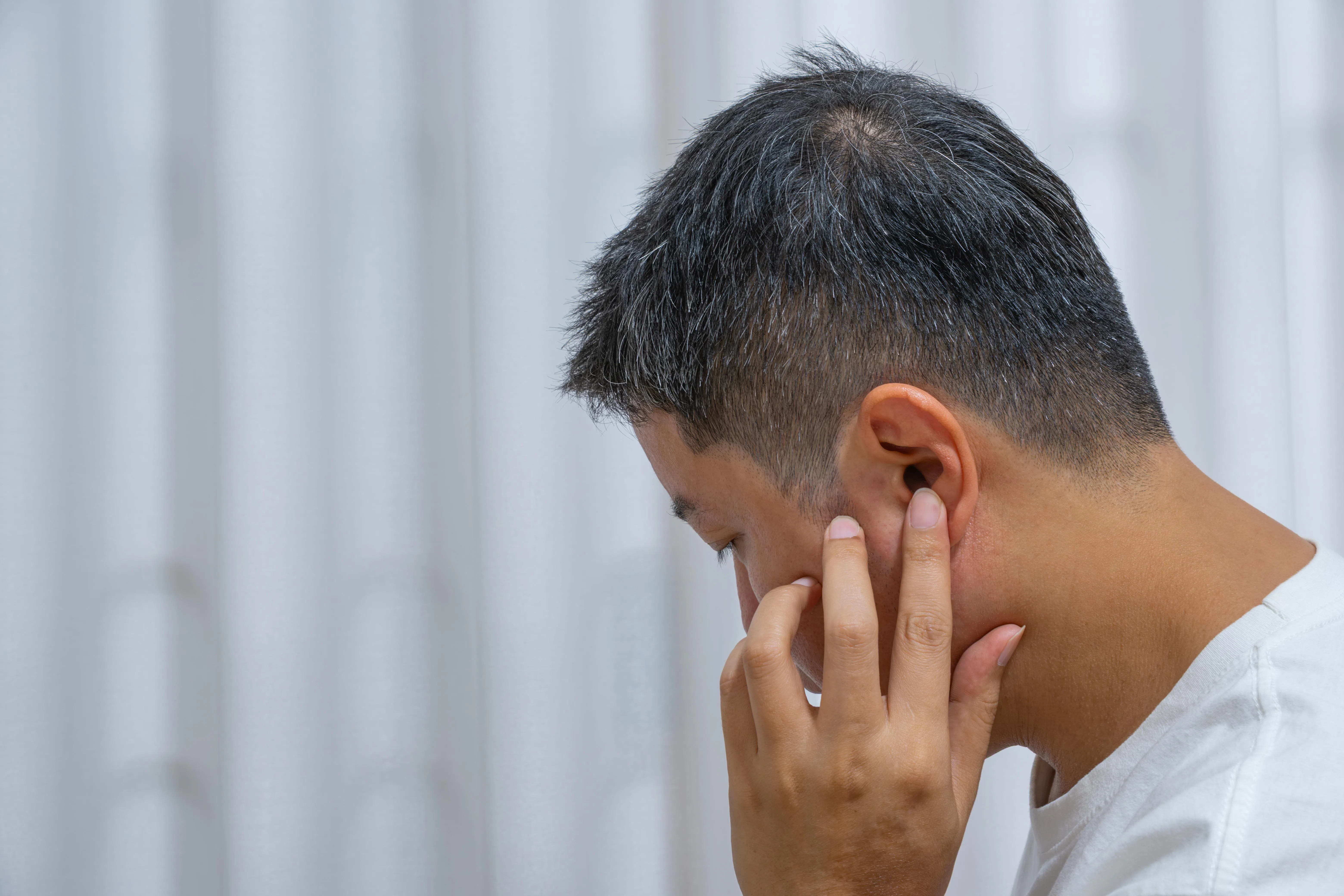 鼻咽癌的常见症状包括单侧（偶见双侧）耳鼻堵塞、听力下降、耳鸣、鼻出血及颈部无痛性肿块或肿胀等。（iStock图片）