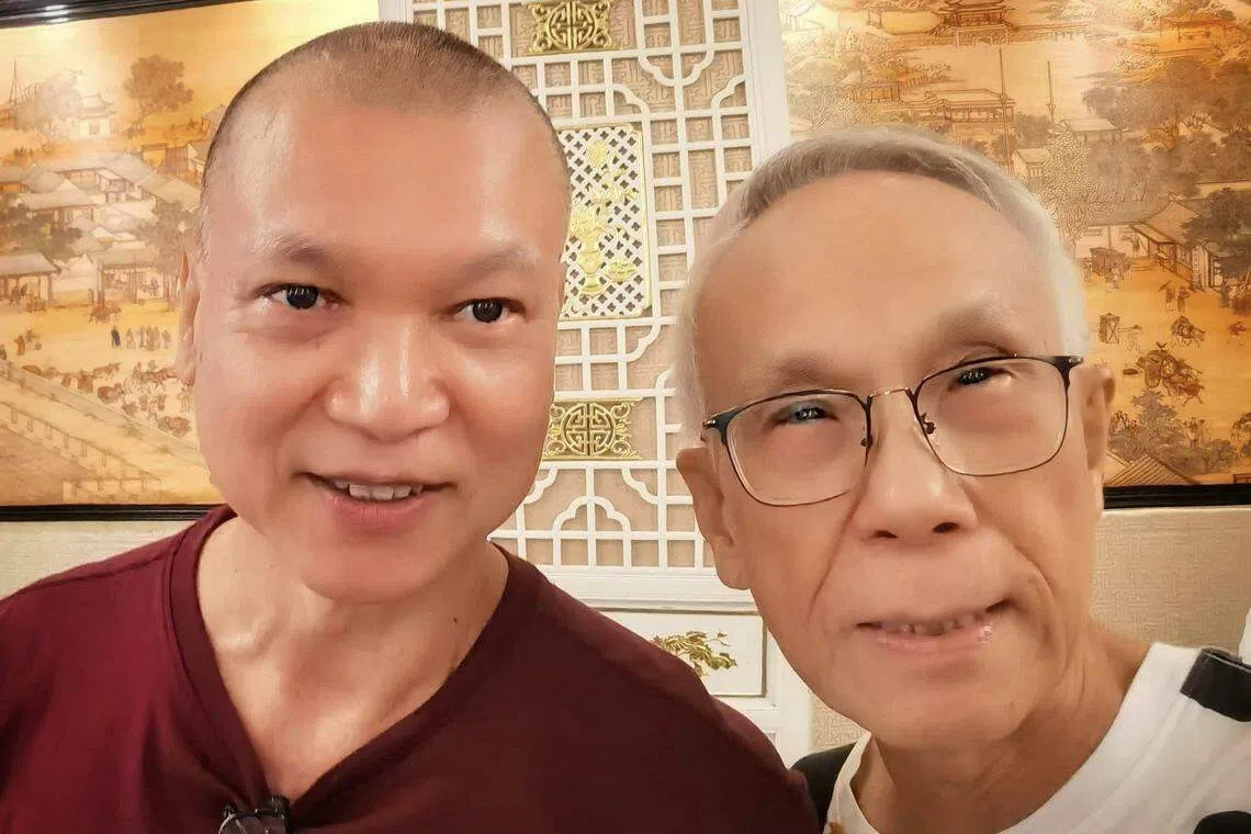 谢韶光（左）出席与旧同事的中秋聚餐，与邬伟强合影。（取自邬伟强脸书）