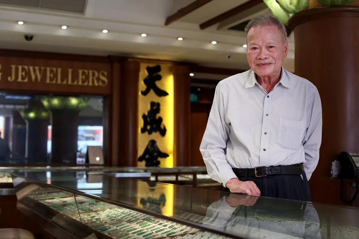 87岁的刘巨坤14岁从学徒做起，在天成金铺做了73年。（龙国雄摄）