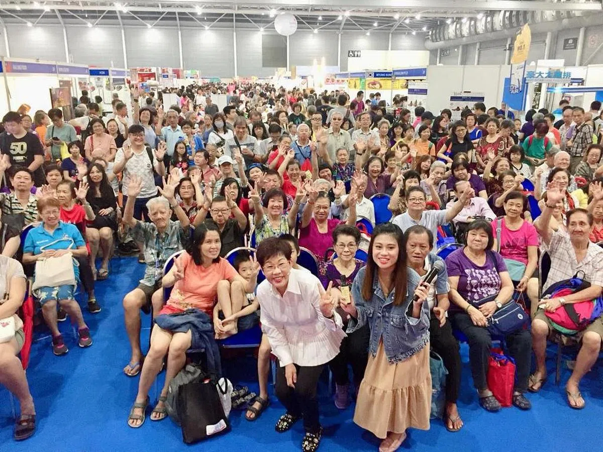 潘秀霞经常在社区讲座与大众分享养生食疗。（图/受访者提供）