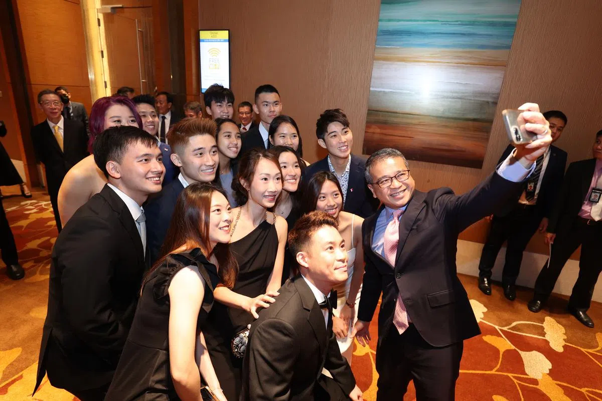 文化社区及青年部长兼律政部第二部长唐振辉（右一）是当晚的颁奖嘉宾，他在颁奖前与我国羽毛球队一起合照。（梁麒麟摄）