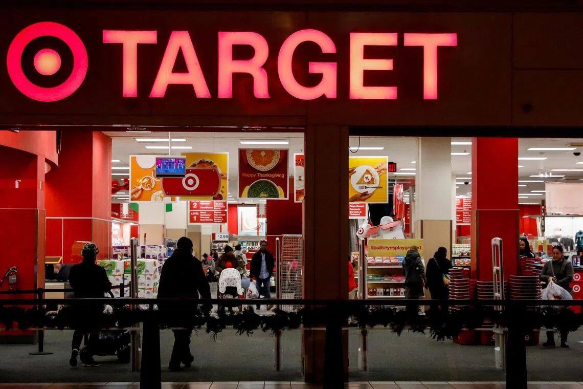 展望第二季度，Target计划推动十多年来最大规模的食品与饮料品类调整，同时将在超过600家门店推出“Target Beauty Studio”美容专区，并重新设计近75%的装饰类商品，以进一步刺激消费需求。（路透社）