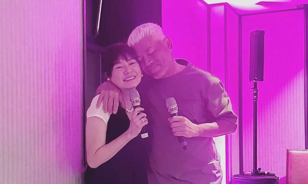 屈中恒的老婆Vicky（左）化身小迷妹跟巫启贤合唱。（取自VickyIG）