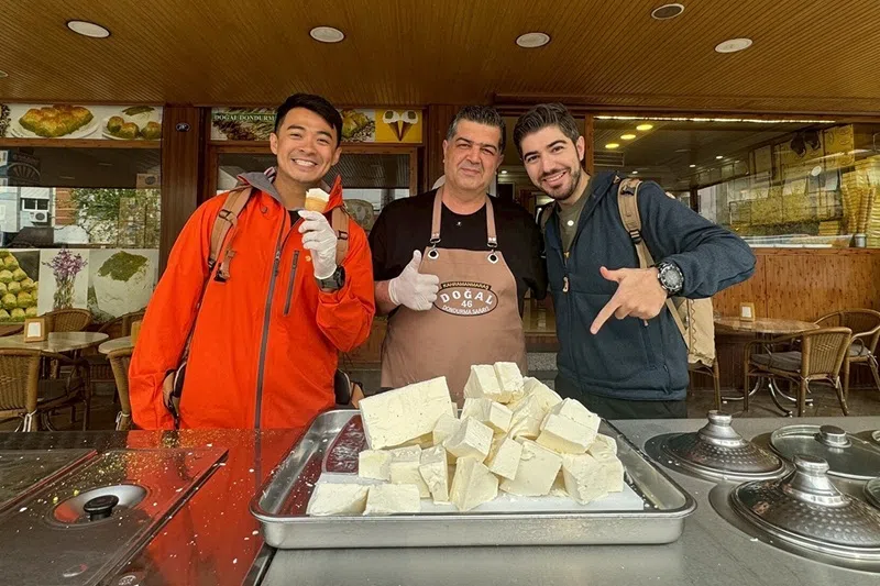 主持人融融（左）惊讶地发现道地的土耳其冰淇淋非常硬且扎实。（互联网）