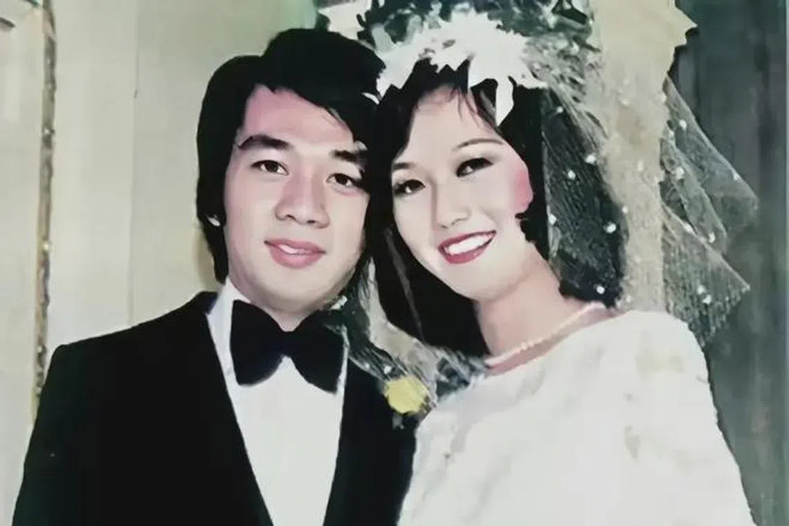 赵雅芝（右）和黄汉伟1975年结婚。（互联网）