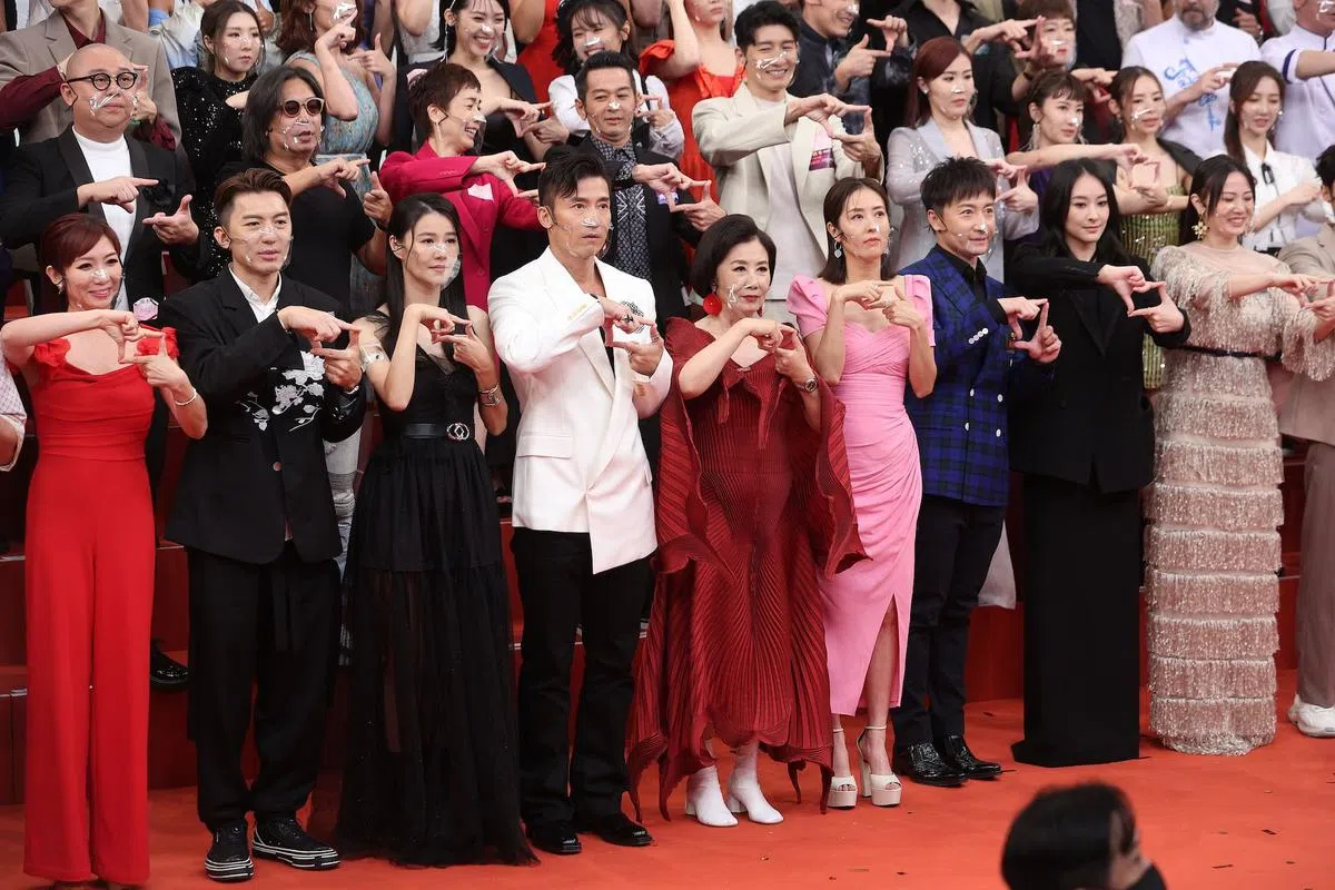 从TVB台庆亮灯仪式大合照可看出哪些艺人得宠。（互联网）