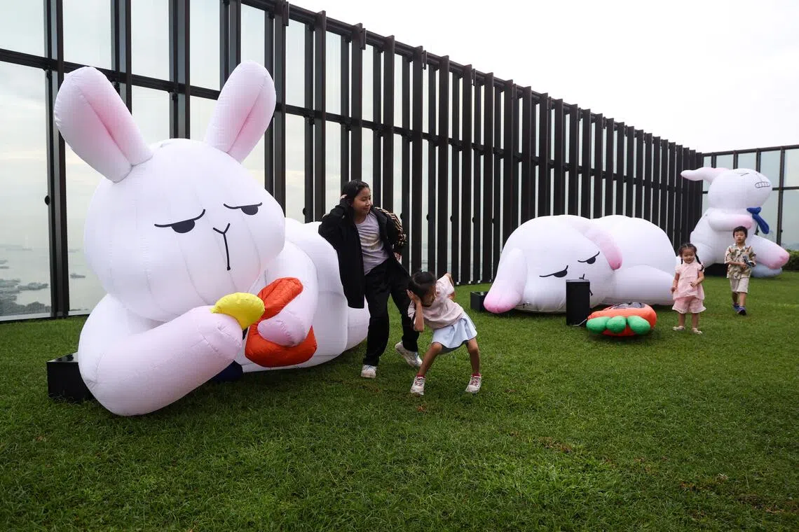 华族文化中心首次携手国际玩具设计师，推出中秋节装置“星期一的布鲁斯乐园”。（关俊威摄）