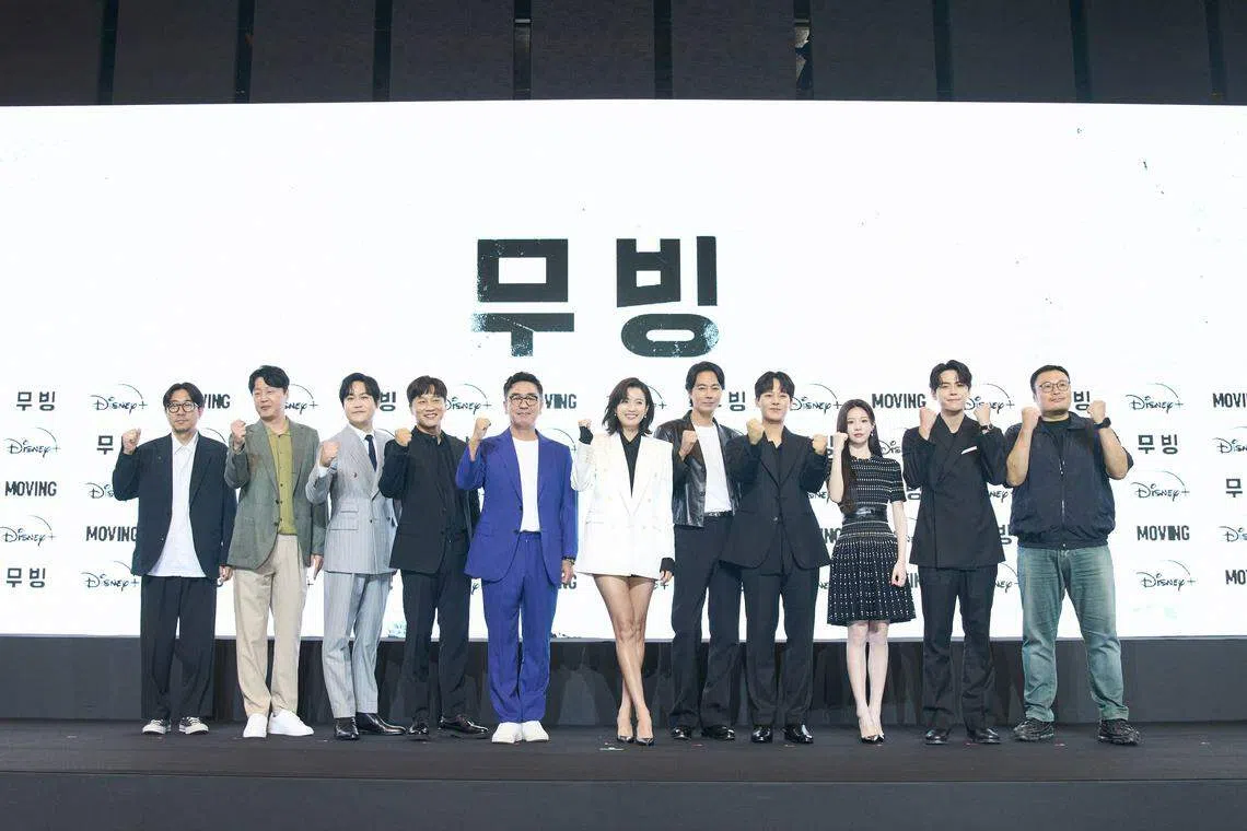 “Moving”主要演员、导演（左一）和编剧（右一）8月3日出席记者会为新剧造势。（Disney+提供）
