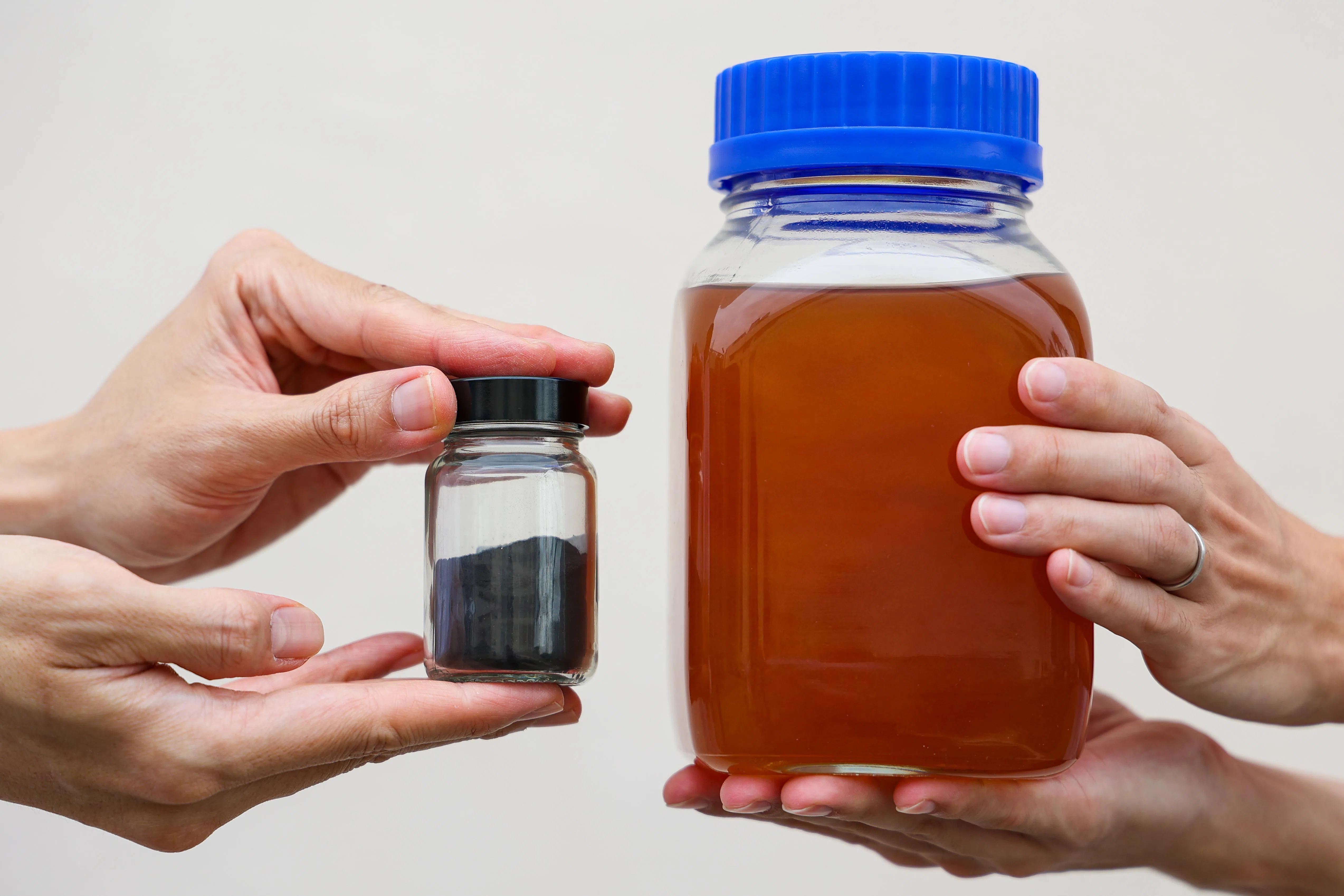 研究团利用催化剂（左），可把二氧化碳和氢气直接转化为液态烃（右）。（林明顺摄）