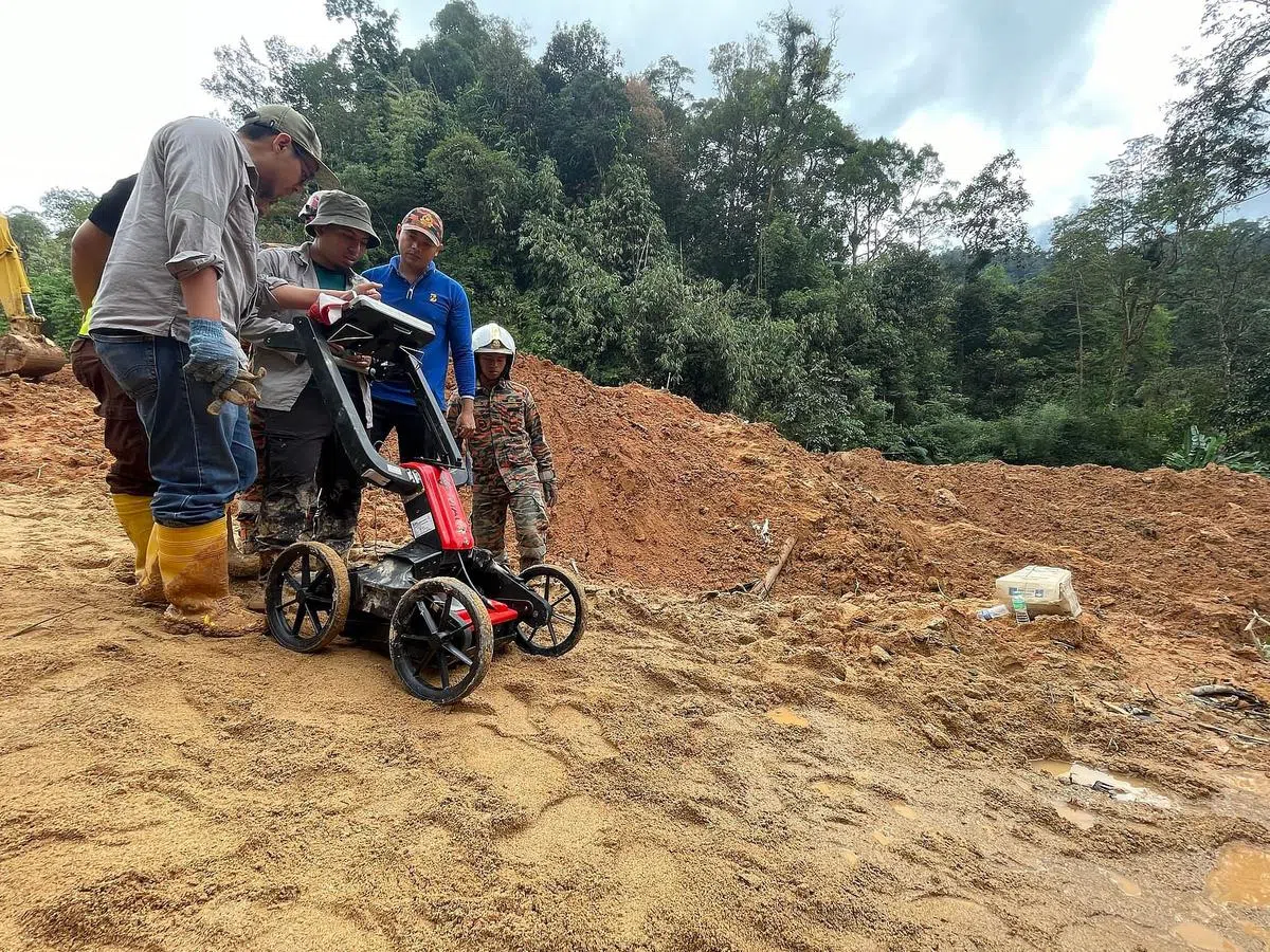 马国土地测量局和国家天灾管理机构出动雷达探测器，勘测可能埋在土里的幸存者或罹难者。（萧郡瑜摄）
