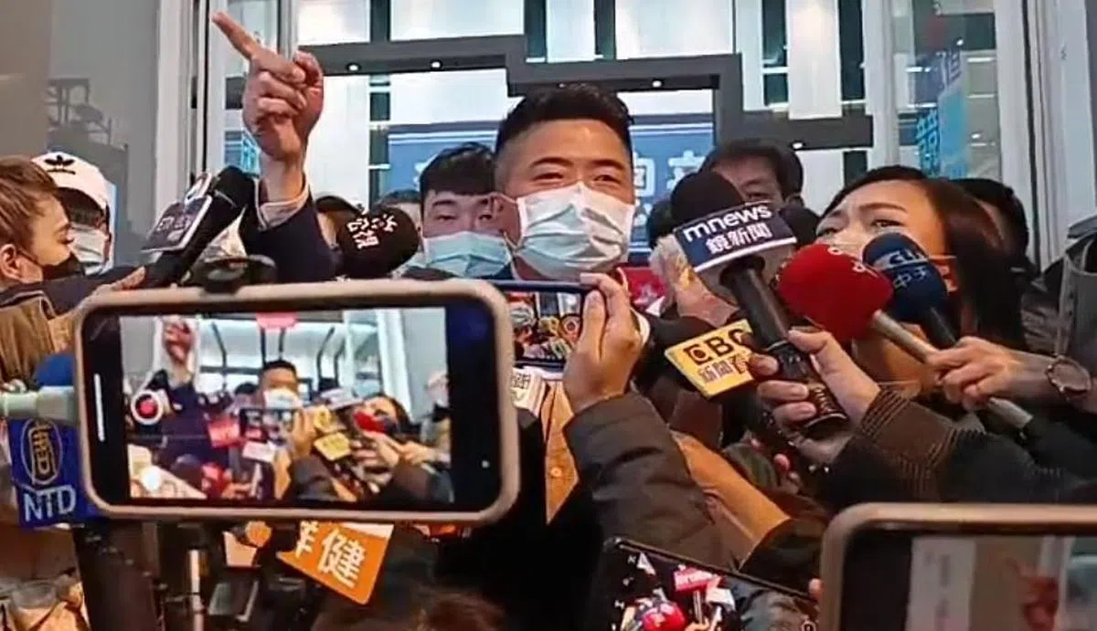 立委补选国民党籍候选人颜宽恒现身竞选总部后，被媒体团团包围。（颜宽恒面簿视频截图）