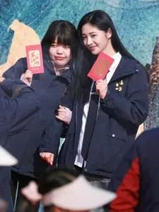 网红奥黛丽厚本（左）被拍到出席开机仪式，传出将女主角周洁琼的丫鬟。（互联网）