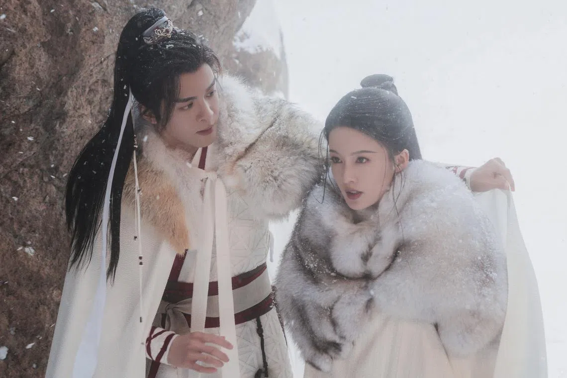 《七月雪》由曾舜晞（左）和李沁主演。（爱奇艺提供）