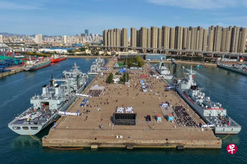 ��ž���������77���걱��ս��������ͧ���Ż4��22����ɽ���ൺ������Ļ���ڴ˴λ�У�����ս���������ൺ��������ͷ�������ҽ�ͧ����������4��26�ա�ͼΪ�����ൺ������ͷ�Ļ�ֳ��� �������磩