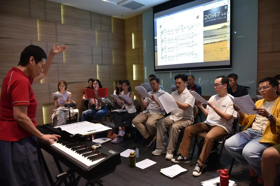 谭秀英（左）指挥SYC合唱团试唱入选学员作品。（特约伍书泳摄）