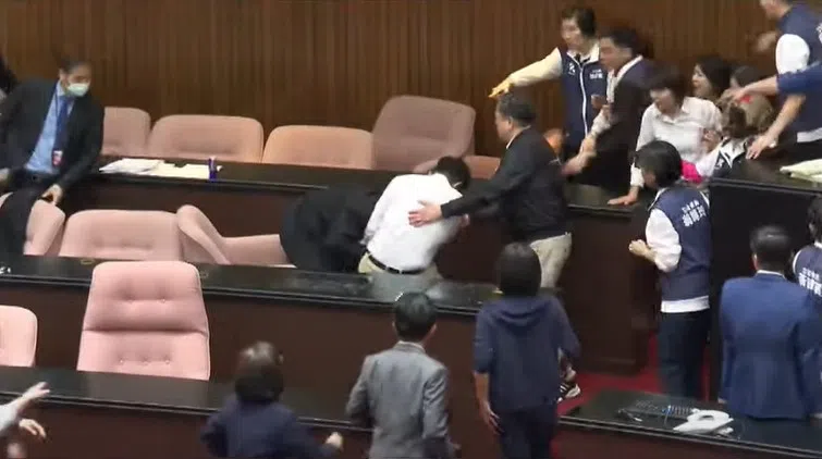 民进党立委郭国文（左三）在立法院试图抢走72岁立法院秘书长周万来（左二）的议事本、夺门而出。（视频截屏）