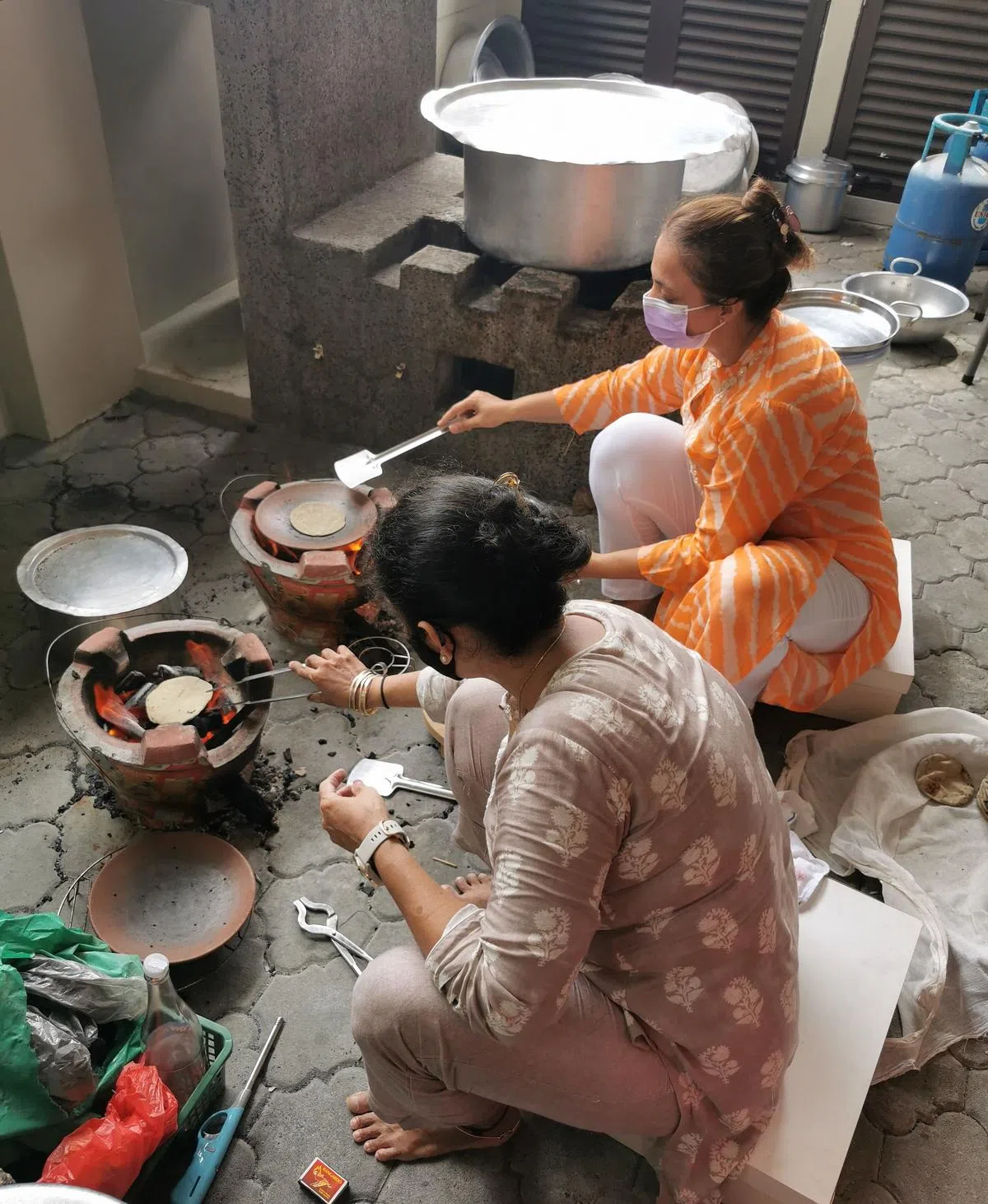 一年两次的九日禁食节，女信徒会到新加坡耆那教协会烹煮特别的餐食，供信徒食用。（陈爱薇摄）