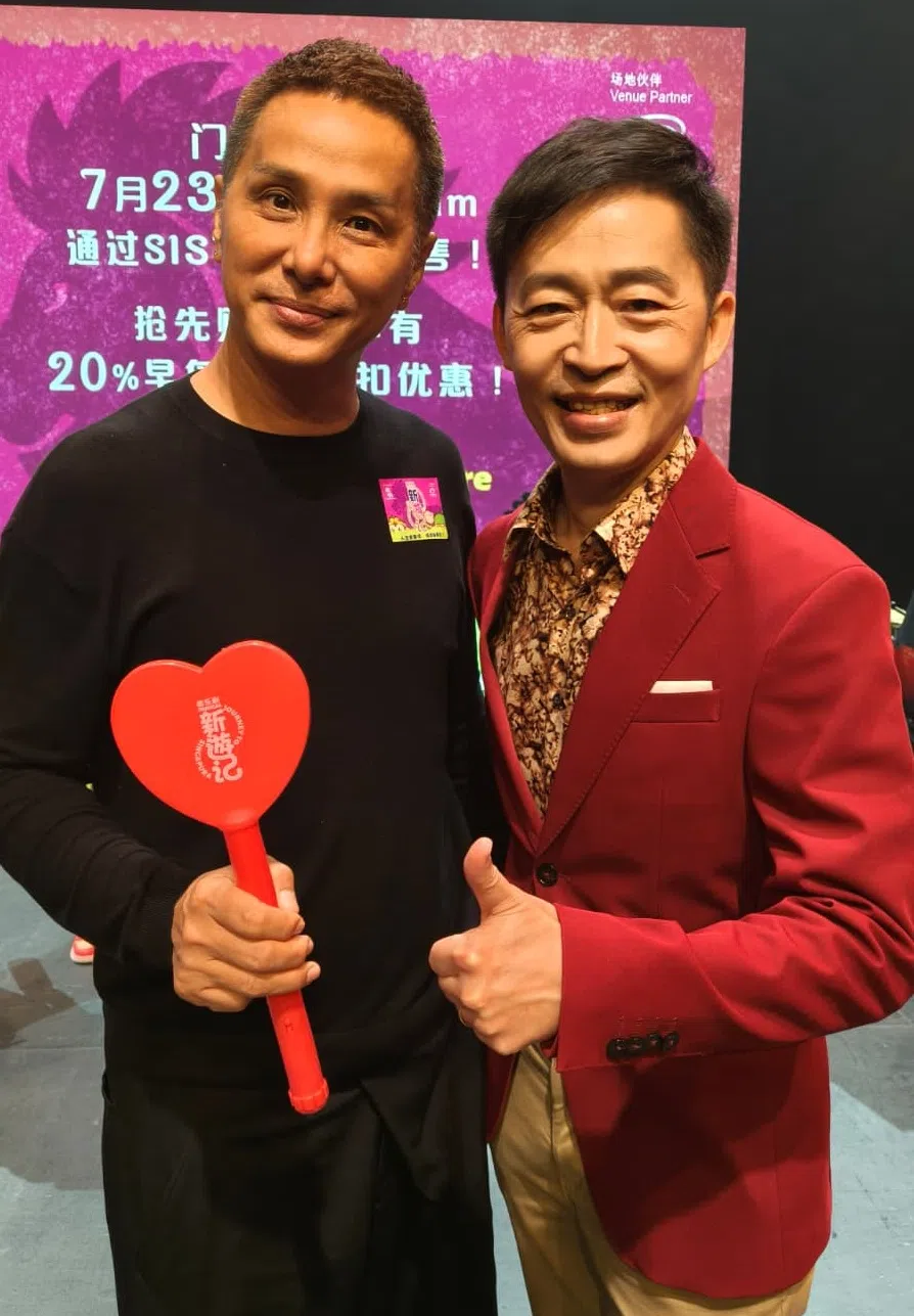 音乐剧的艺术总监梁文福（右）让钱翰群（左）更了解什么是新谣。（钱翰群提供）