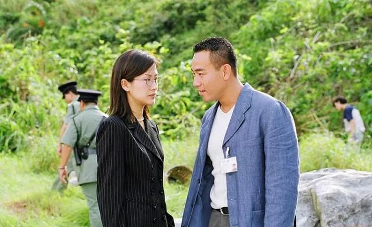 无线剧《鉴证实录》堪称法医剧的经典之作，陈慧珊（左）饰演英姿飒爽的女法医，与林保怡（右）饰演的高级督察联手侦破多起案件。（互联网）