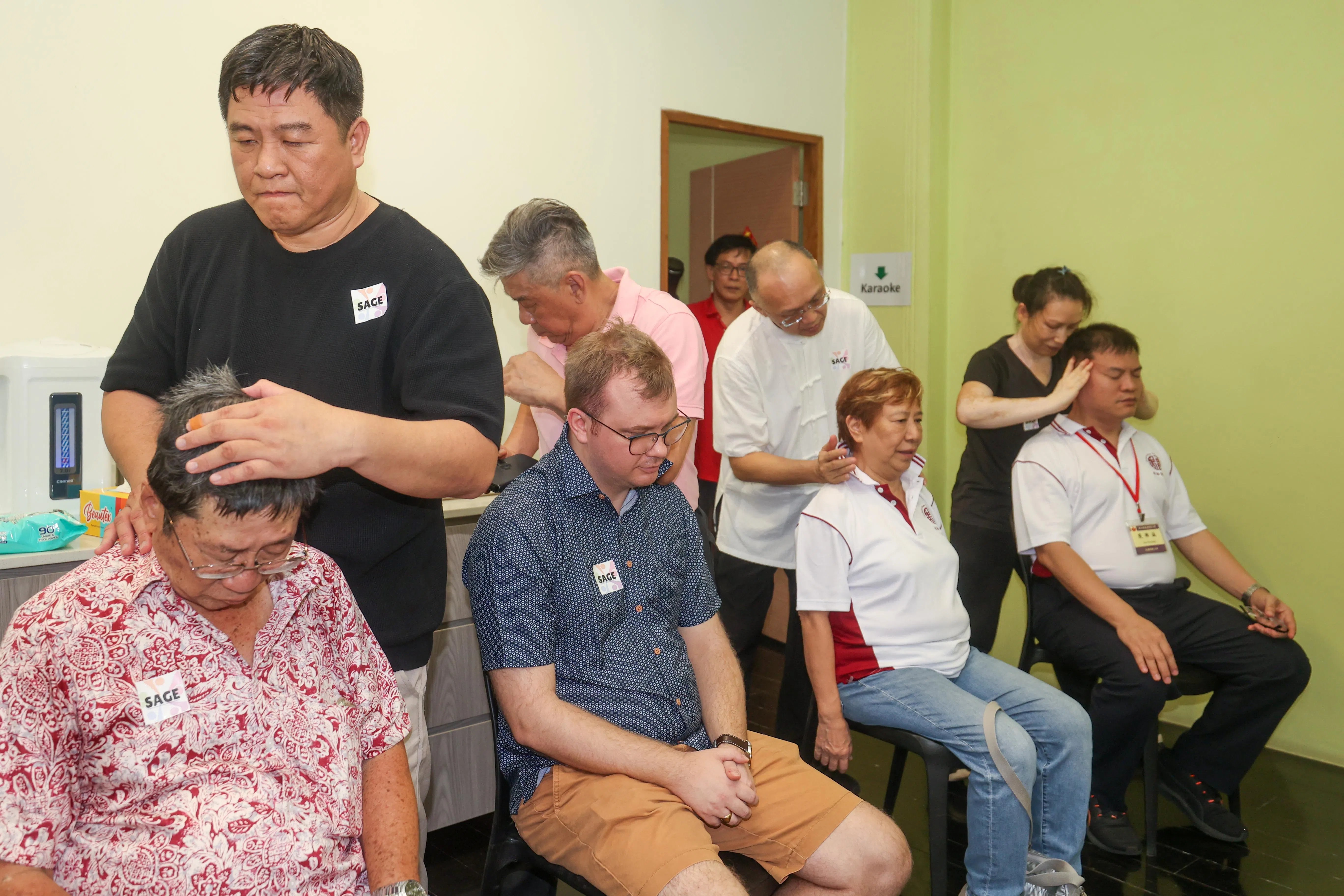 多类型活动吸引不同群体参与，图为传统中医推拿工作坊。（吴先邦摄）