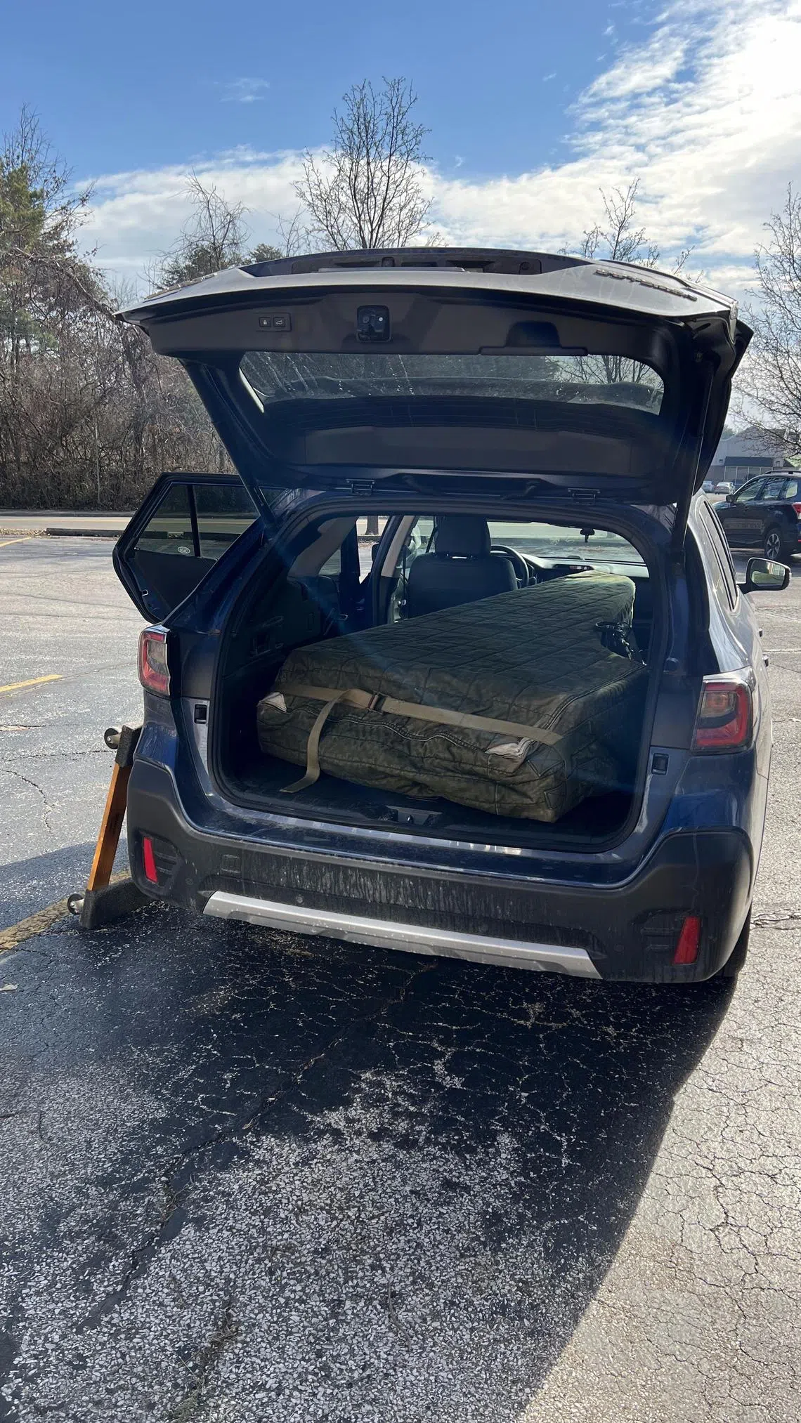 近途演出场地没有古钢琴时，陈颖涵需要自己驾车带着古钢琴演出。（受访者提供）