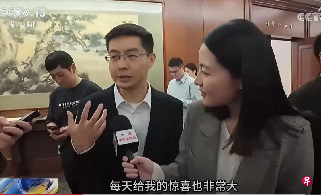 宇树科技创始人王兴兴（左）在2025年2月参加民营企业家座谈会期间接受中国央视采访时表示，人工智能驱动机器人进化非常快，速度超过他预期。 （央视新闻截图）