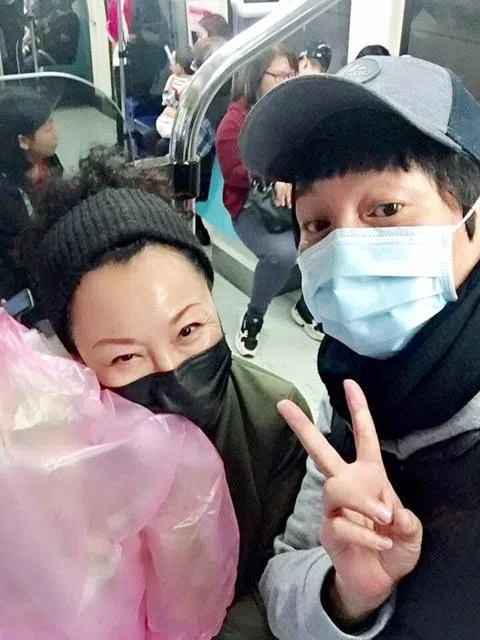 比莉（左）得悉曹西平的死讯后哭了一整夜。（互联网）