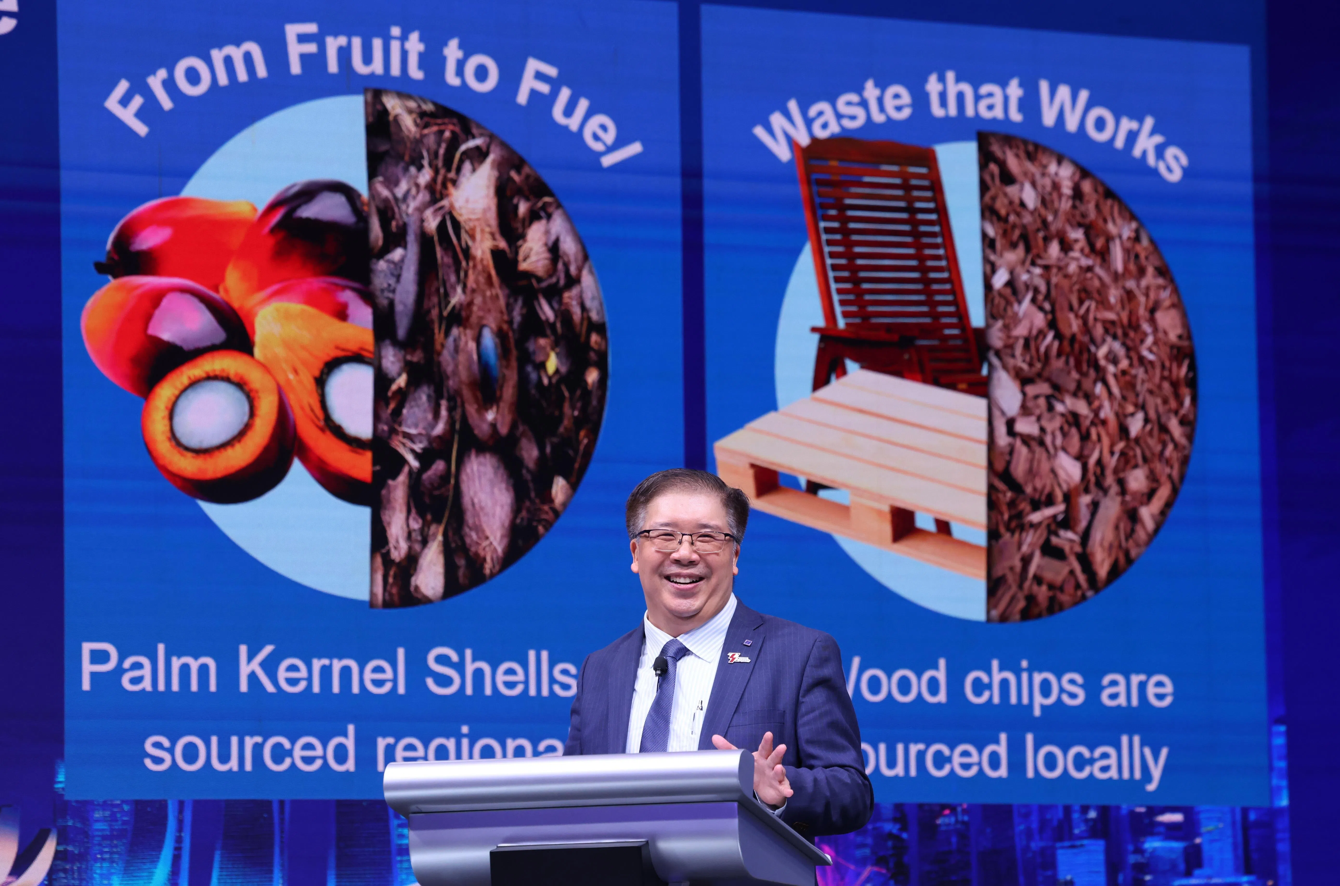 大士能源首席运营官黄浩明10月30日在新加坡国际能源周期间宣布，公司计划在2028年停用燃煤发电。（梁麒麟摄）