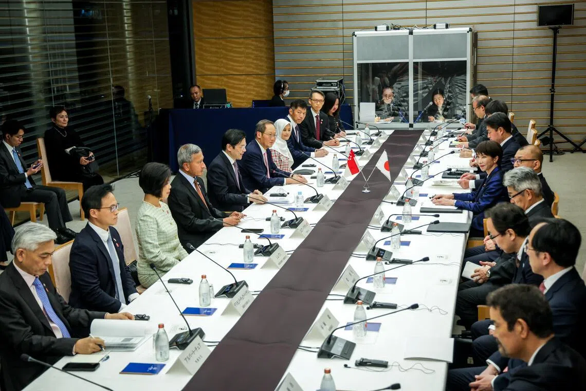 黄循财总理（左排，左五）3月18日与日本首相高市早苗（右排，右六）会面。他透露，与高市广泛地讨论了安全合作，包括一些遗留的历史问题。（叶振忠摄）