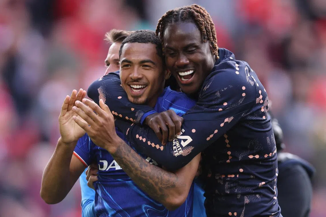 切尔西后卫科尔威尔（左）在攻入制胜球后，获得队友大大的拥抱。（路透社）