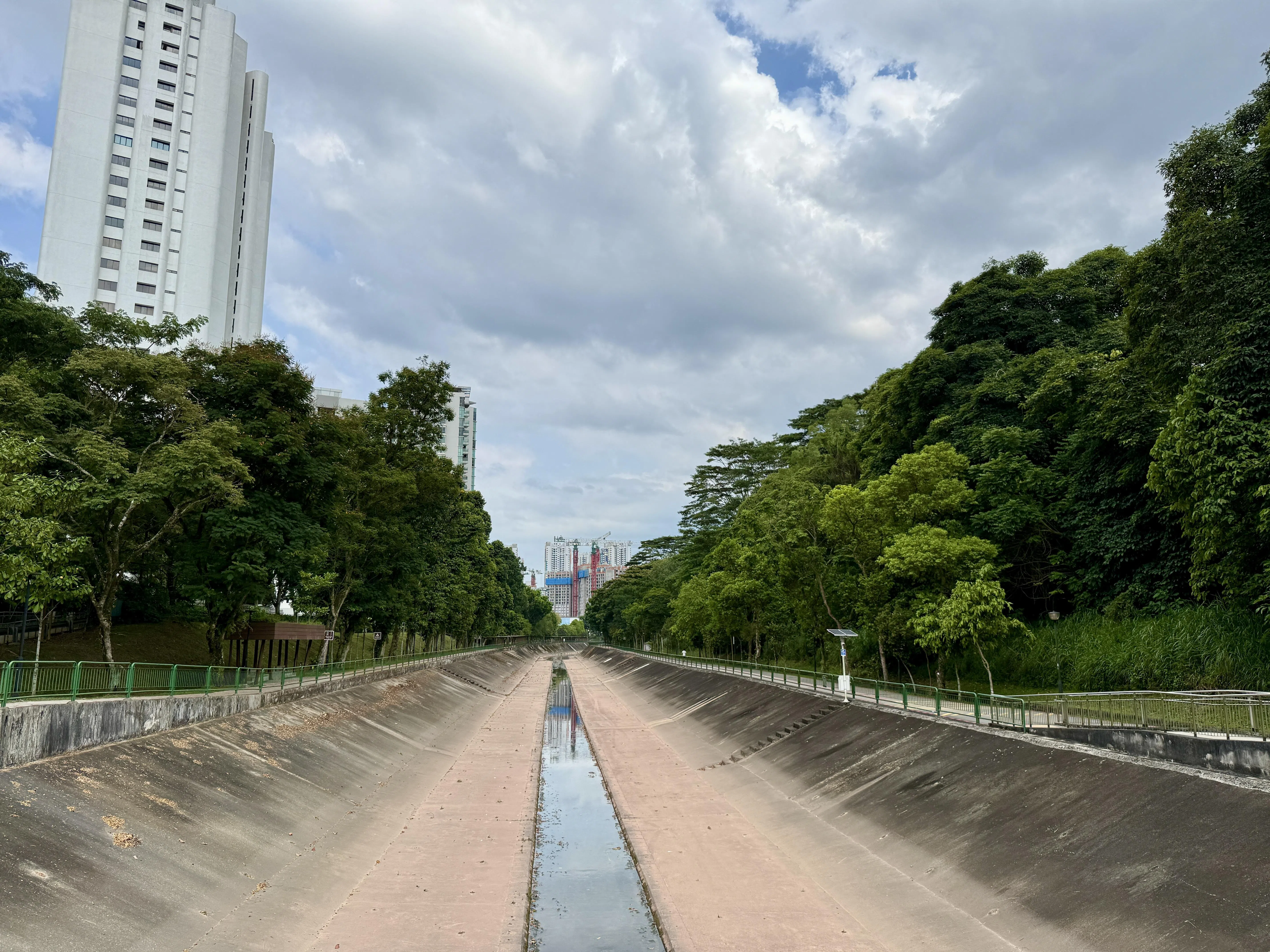 乌鲁班丹公园连道，不仅适合漫步，跑步或骑行时，更能真切感受风掠过的速度。（陈映蓁摄）