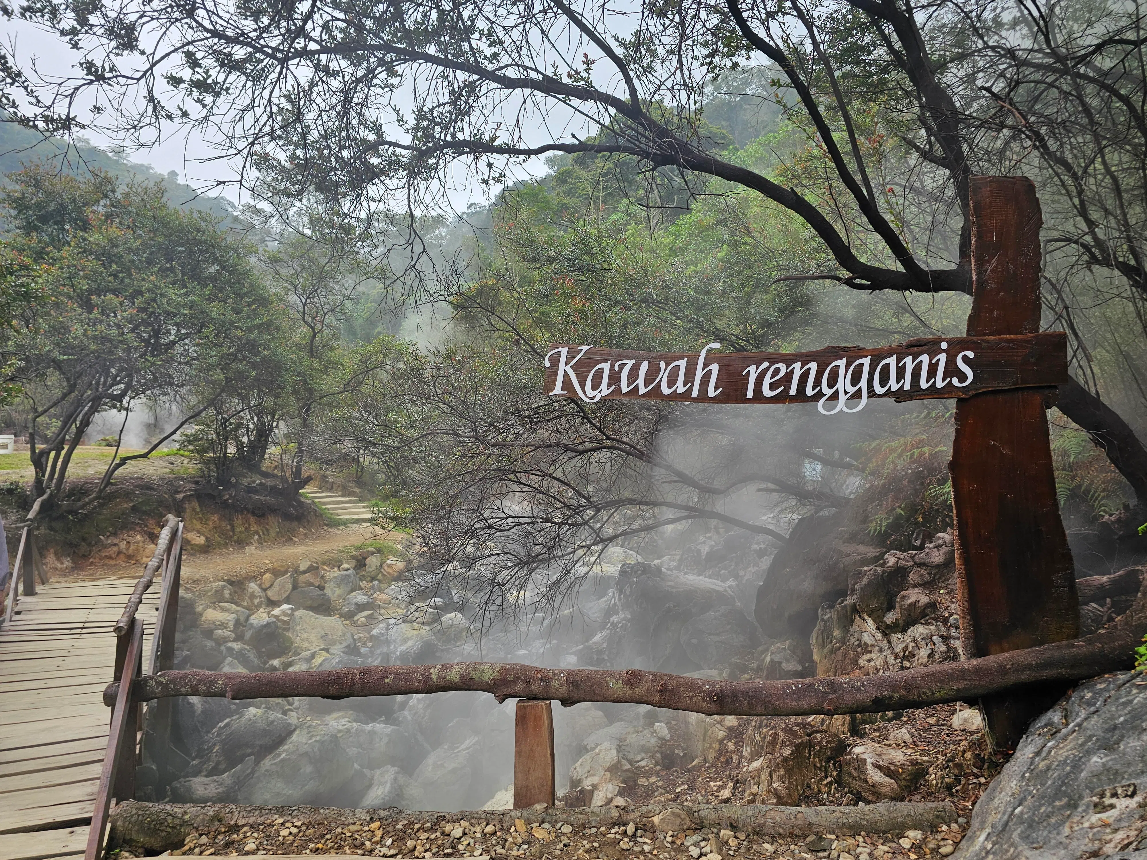 温泉区有小桥流水和瀑布。（莞尔摄）