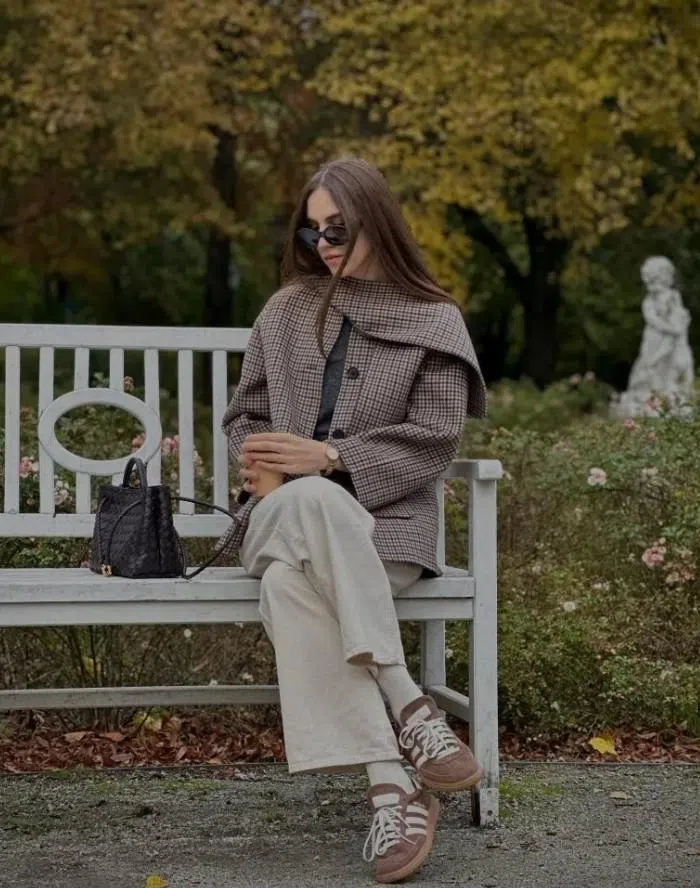 德训鞋为整体造型“降噪”，让穿搭回到比例与质感本身。（互联网）