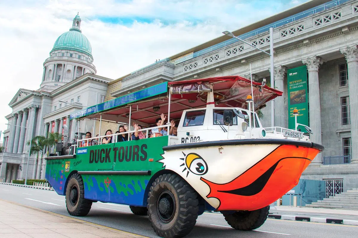 新加坡鸭子船游览带你游览新加坡河以及市政区主要历史地标，包括新加坡国家美术馆和政府大厦前大草场，是很适合小朋友的学习之旅。注：照片摄于疫情前。（图／SINGAPORE DUCKTOURS提供）