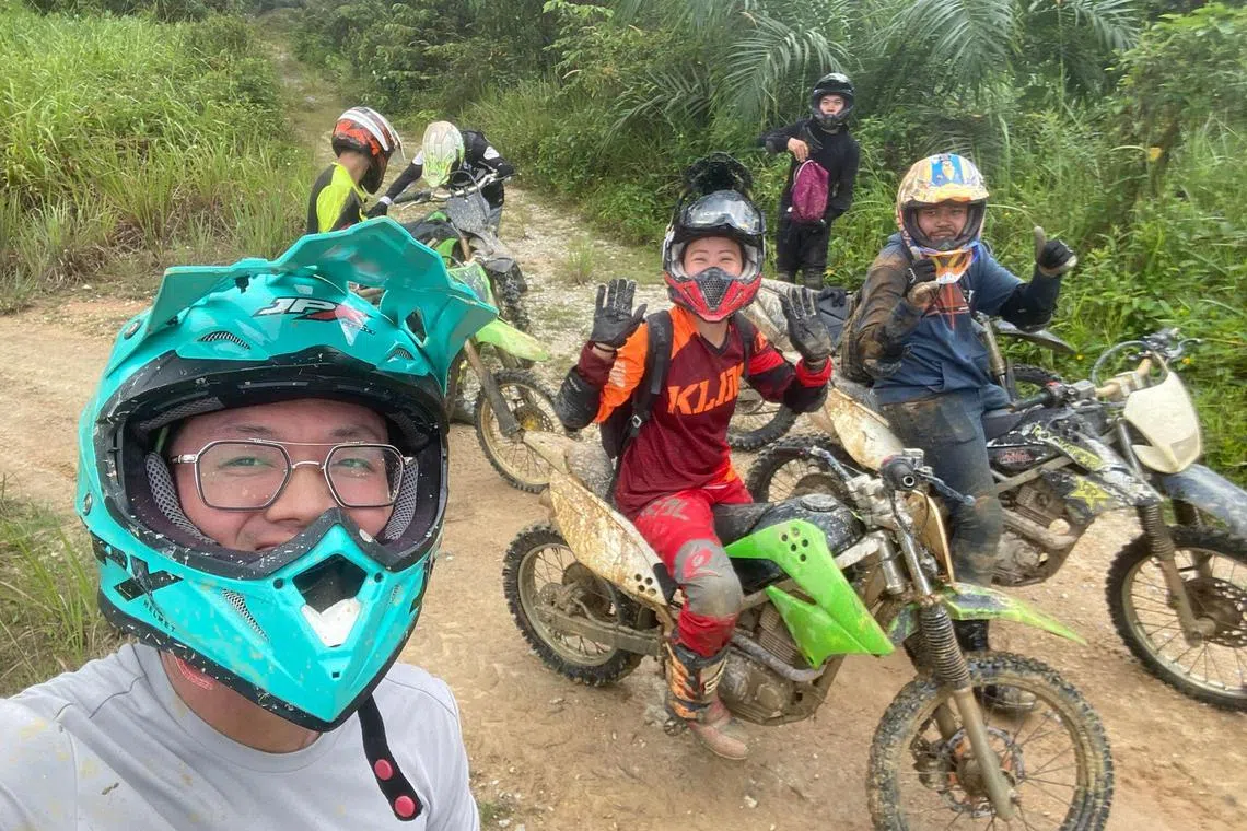 张玮扬（蓝色头盔者）通常每个月会组团骑车去新山等地游玩，借此增进与彼此的友谊。（张玮扬提供）