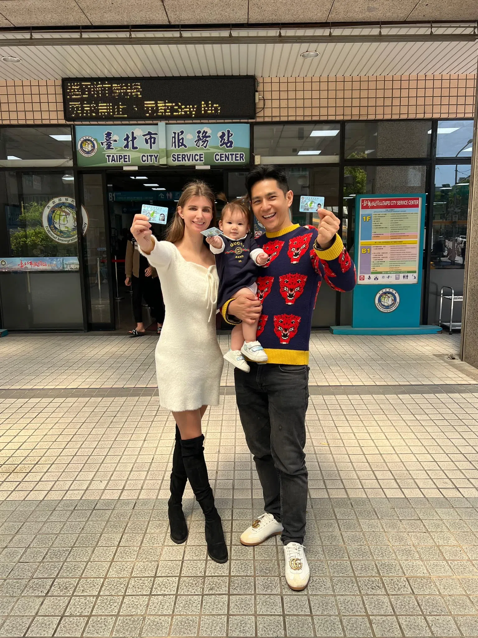 佳娜（左起）、女儿“内内”和祖雄在台北移民署外拍的全家福。（取自祖雄脸书）