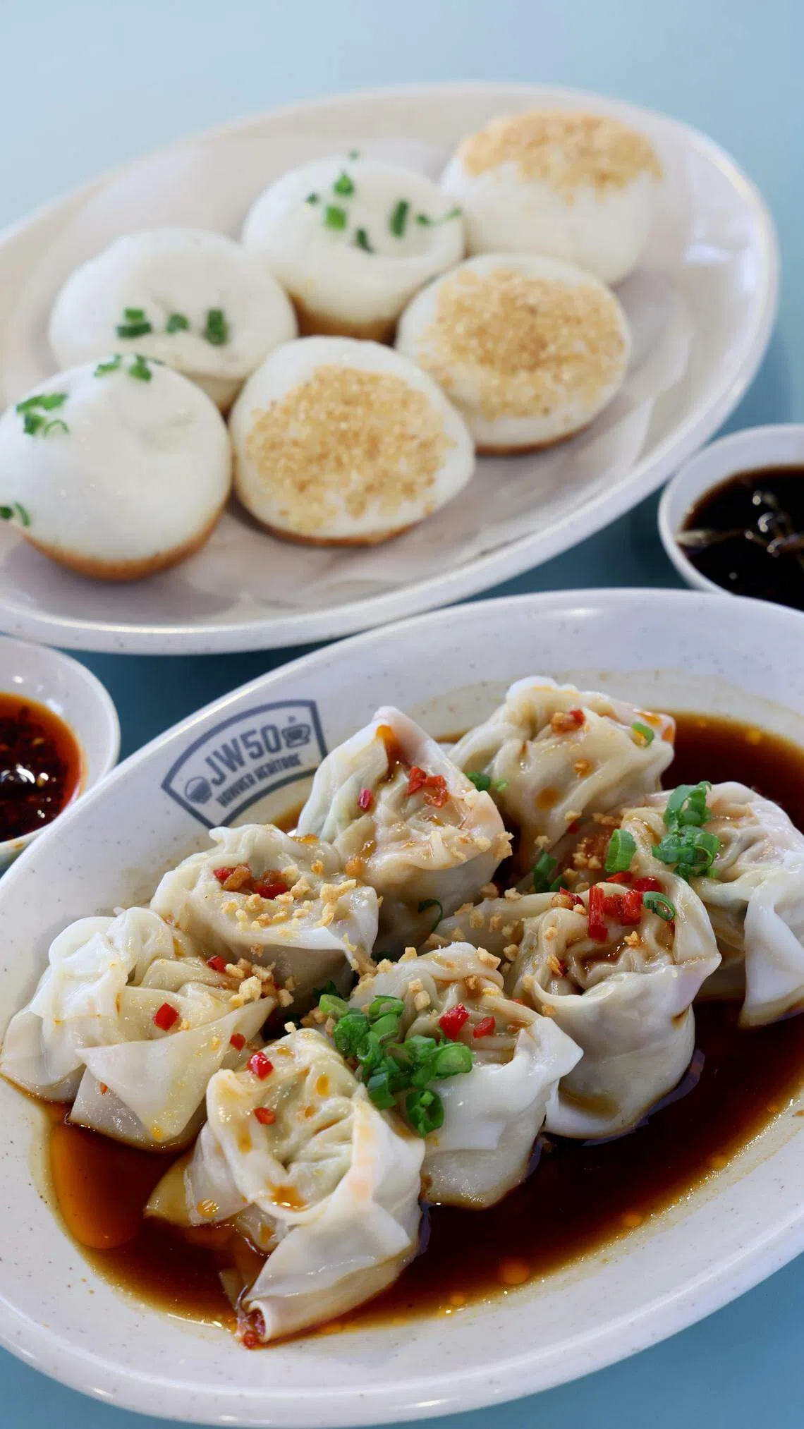 香遇生煎包的鲜肉生煎包、鲜虾生煎包和红油抄手，美味可口。（龙国雄摄）