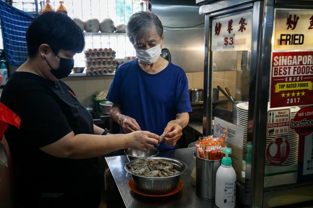 食材送来后，父女俩会花心思亲手剥虾壳。（叶振忠摄）