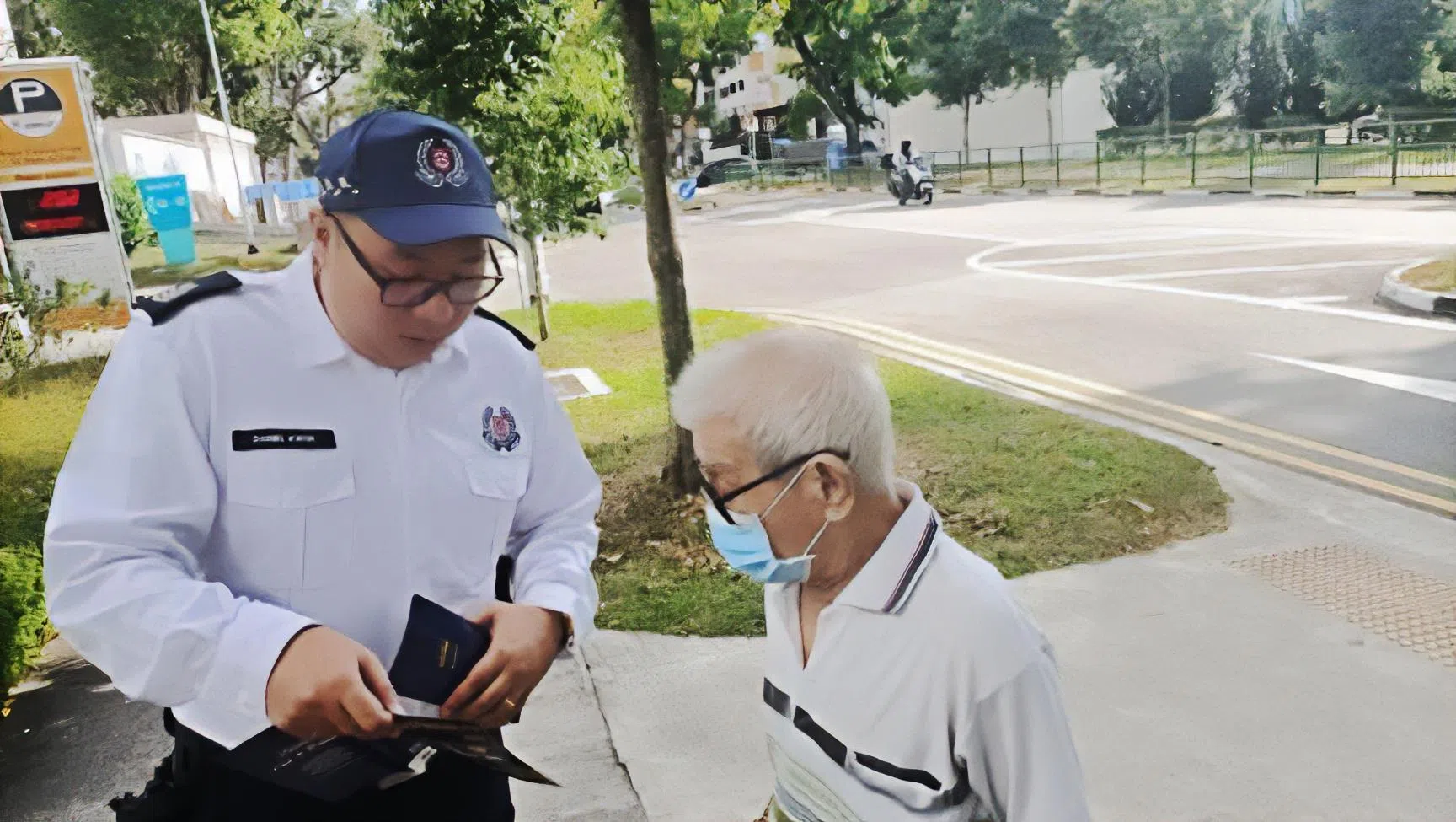 交警也在违例过马路的热点路段向公众宣导公路安全意识。（警察部队提供）