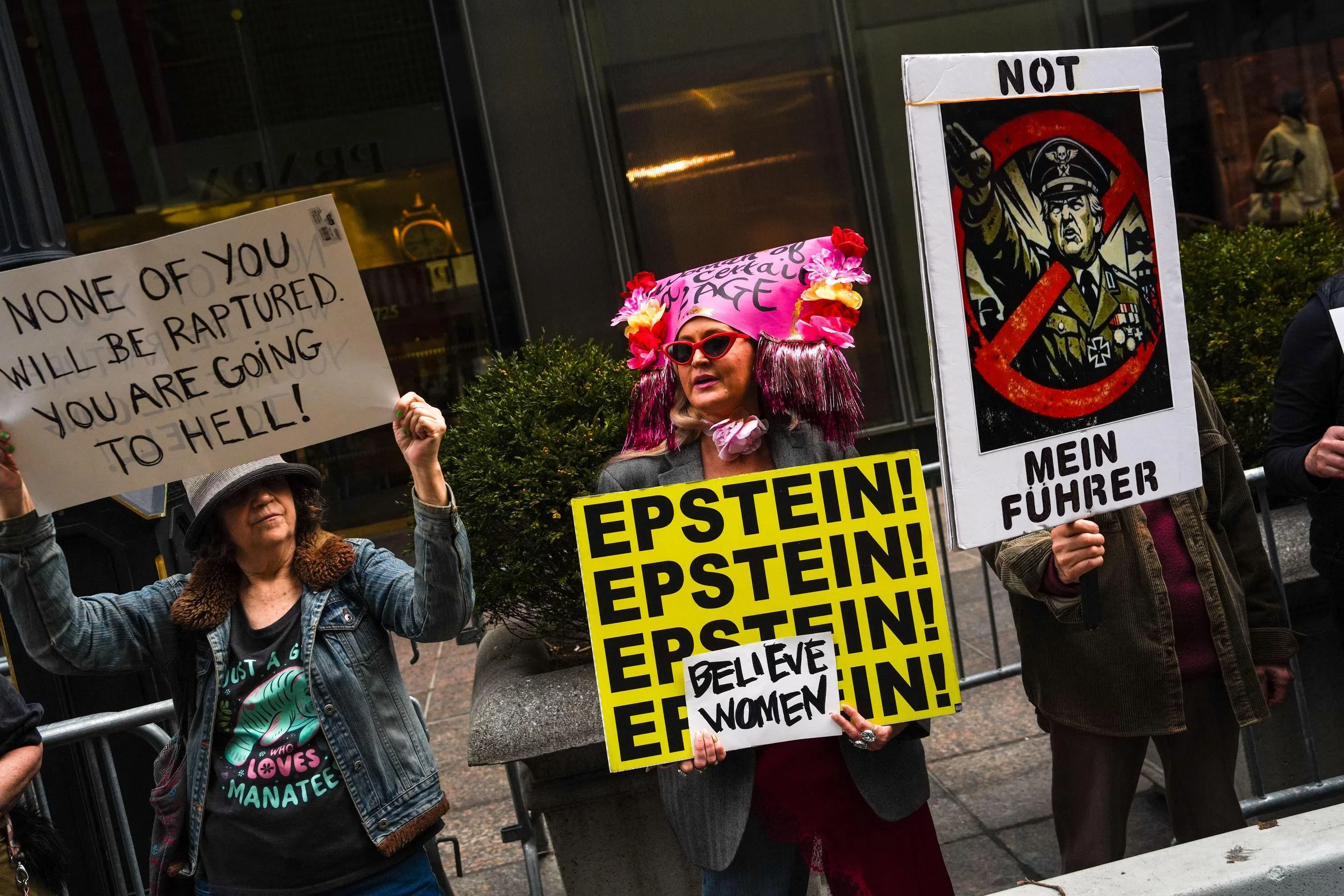 示威者今年3月8日聚集在纽约特朗普大厦前，高举标语抗议政府处理爱泼斯坦案档案的方式，要求公开未删节文件，彻查涉案权贵。（法新社）