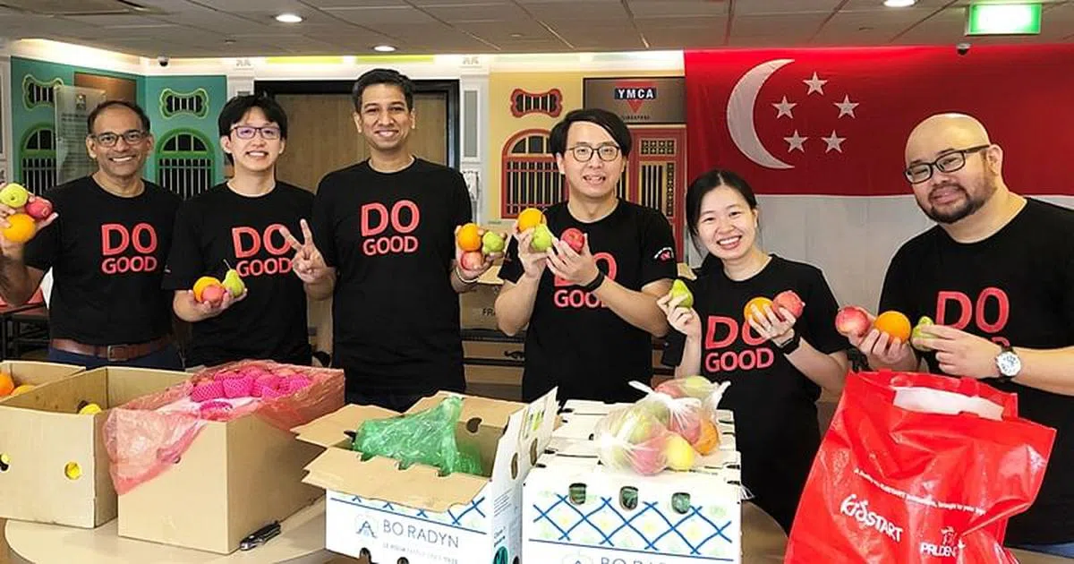 保诚保险新加坡的义工参与幼儿营养计划，为有需要的家庭送上新鲜蔬果礼包。（图/保诚保险新加坡提供）