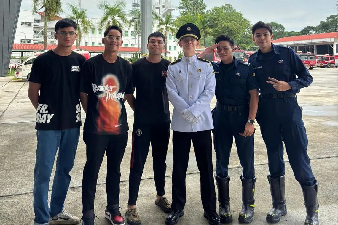 19岁的泰山（右三）如今正在服兵役，打算之后到美国读大学。（受访者提供）