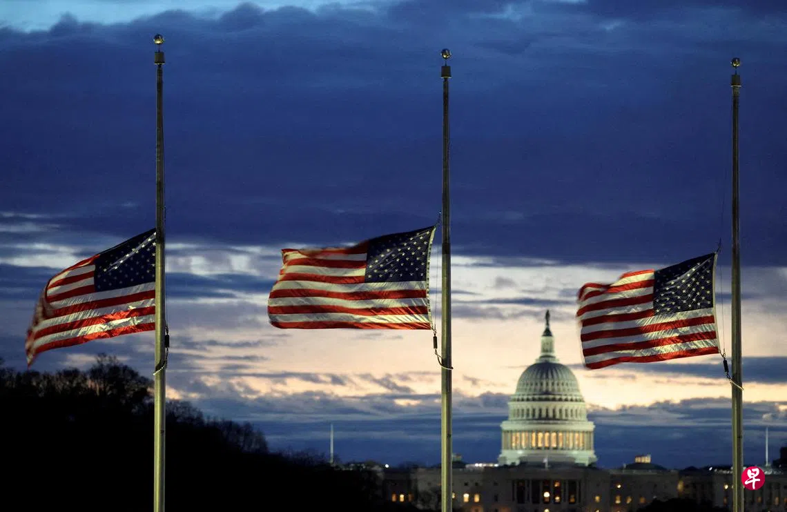 在他宣誓就职时降半旗特朗普：美国人会不高兴| 联合早报