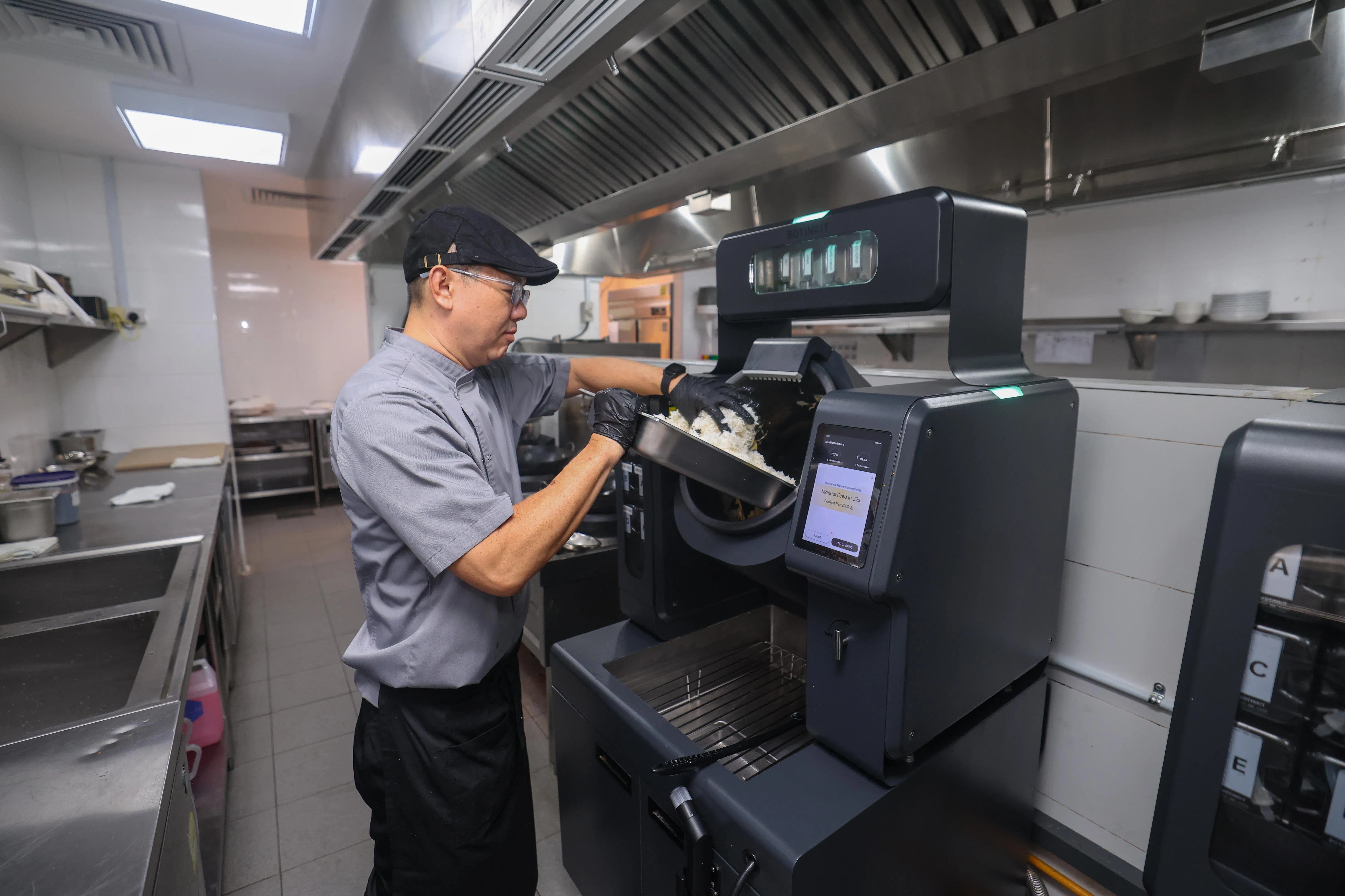 京华基督教青年会星期五正式开张的餐厅和咖啡馆，为无法完成高强力工作的特需员工引进自动翻炒机等半自动烹煮工具，希望帮助他们更好地完成工作。（白艳琳摄）