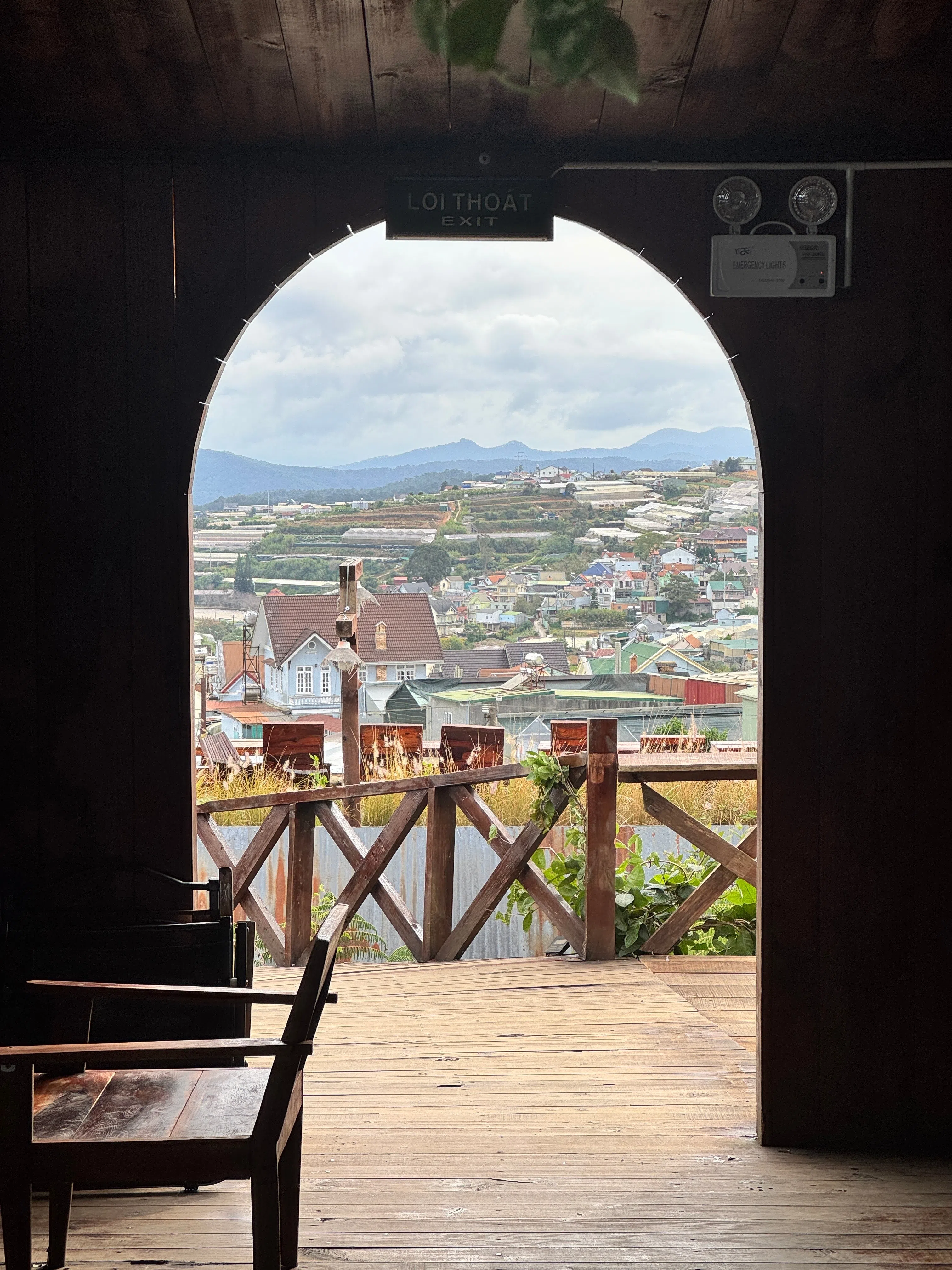 半日游来到一家咖啡馆，仿佛置身于童话世界。（陈慧琳摄）