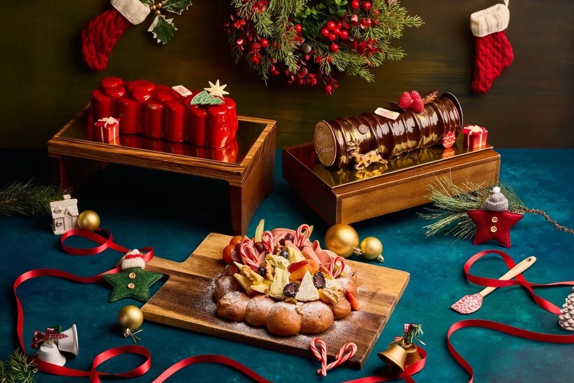 Tablescape餐馆的红宝石丝绒树桐蛋糕（左）、香蕉焦糖树桐蛋糕（右）和圣诞花环面包。（餐馆提供）